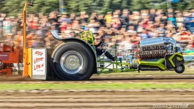 Traktor při závodu tractor pullingu před diváky