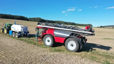 Postřikovač Horsch Leeb PT 6300 u zásobovací cisterny na poli