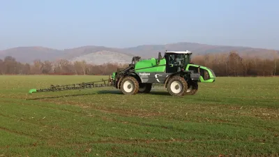 Samojízdný postřikovač Tecnoma Laser 4200 na poli