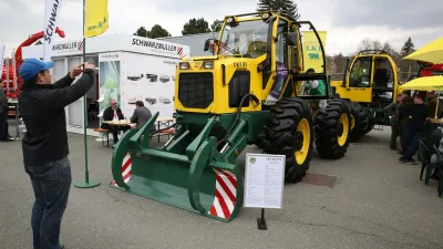 Návštěvníci u stánku se zemědělskou technikou na veletrhu