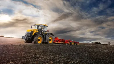Žlutý traktor JCB Fastrac iCON 8000 při práci na poli