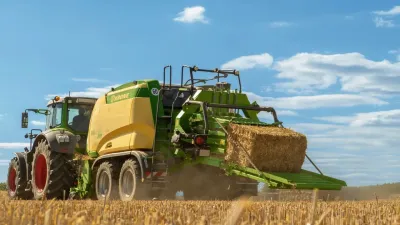 Lis Krone na hranaté balíky při práci na poli