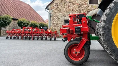 Červený posuvný rám Steketee EC-Steer s meziřádkovým kypřičem