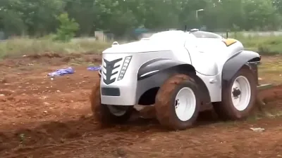 Bílý vodíkový traktor v terénu