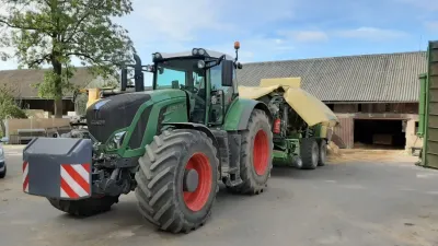 Traktor Fendt s lisem na balíky na dvoře