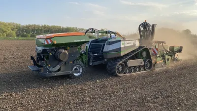 Autonomní pásový robot AgXeed při práci na poli