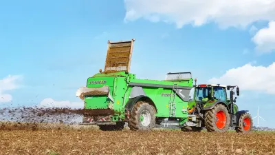 Rozmetadlo hnoje Joskin Tornado při práci na poli