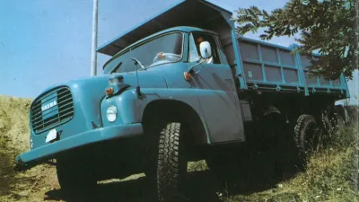 Historický modrý sklápěcí nákladní automobil Tatra 148