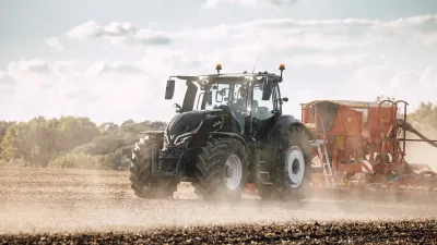 Traktor Valtra Q s připojeným secím strojem na poli