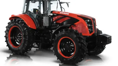 Červený traktor Ursus C-3150 na bílém pozadí.