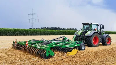 Traktor s talířovou branou Kerner HELIX na strništi.