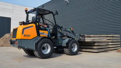 Žlutý kolový nakladač GIANT G3500 X-TRA u skladu.