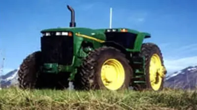 Podařilo se nám najít ještě tuto nepříliš kvalitní fotografii autonomního traktoru John Deere 8200.
