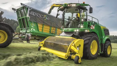 Zelená sklízecí řezačka John Deere při sklizni píce.
