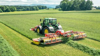 Traktor s žací kombinací Pöttinger NOVACAT V 10000 seče louku.