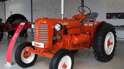 Historický oranžový traktor Zetor 25 vystavený v muzeu.