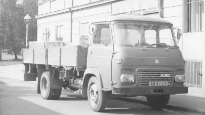 Historický černobílý snímek valníkového vozu AVIA A 30.