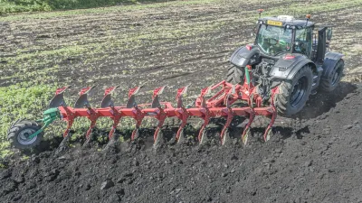 Traktor s podmítacím pluhem Kverneland Ecomat při orbě.