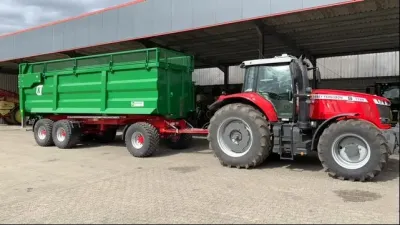 Červený traktor se zeleným třínápravovým přívěsem Kröger.