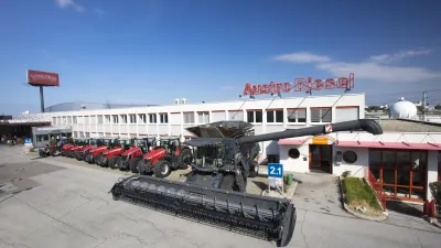 Zemědělské stroje před budovou společnosti Austro Diesel.
