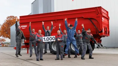 Zaměstnanci před červeným návěsem Krampe s tabulkou 1 000.
