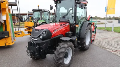 Červený speciální traktor Case IH Quantum na dvoře.