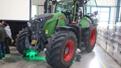 Nový traktor Fendt 700 Vario v hale při oslavě společnosti Agromex.
