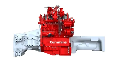 Červený motor Cummins pro zemědělskou techniku na bílém pozadí.