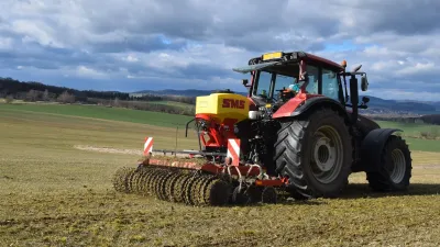 Traktor se strojem SMS CZ SMART na poli.