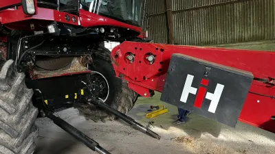 Detail údržby sklízecí mlátičky Case IH.