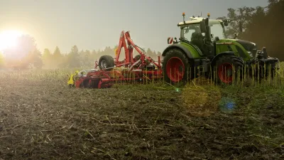 Traktor Fendt s diskovým podmítačem Pöttinger TERRADISC na poli.