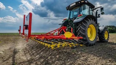 Traktor s polními branami APV na poli.