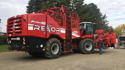 Sklízeč cukrové řepy Grimme Rexor 6200 vystavený venku.