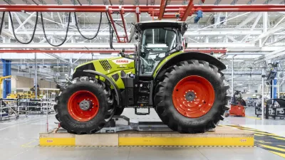 Traktor CLAAS na výrobní lince.