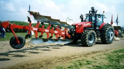 Před 21 lety zoral Massey Ferguson 8280 rekordních 251 hektarů za den. Kombinace pluhů měla 17 radlic a tankování probíhalo za jízdy.