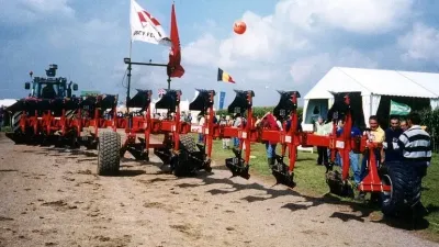 Před 21 lety zoral Massey Ferguson 8280 rekordních 251 hektarů za den. Kombinace pluhů měla 17 radlic a tankování probíhalo za jízdy.
