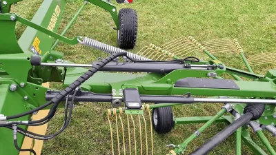 Detail telemetrické jednotky Krone na zeleném stroji.