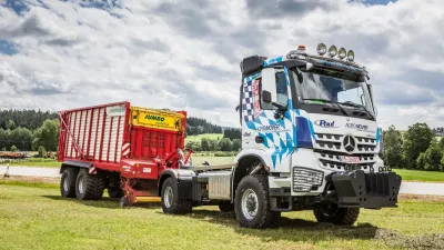 Nákladní vůz Mercedes-Benz s návěsem na louce.