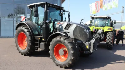 Traktory Claas vystavené před budovou AGRALL.