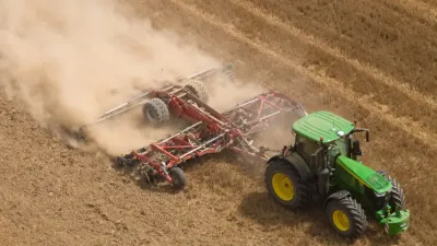 Traktor s diskovým podmítačem Grégoire Besson na poli.