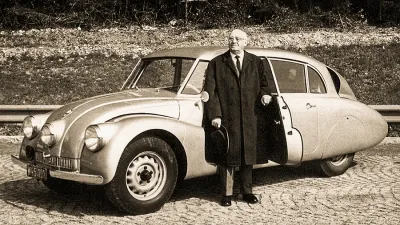 Historická černobílá fotografie Hanse Ledwinky u automobilu Tatra.