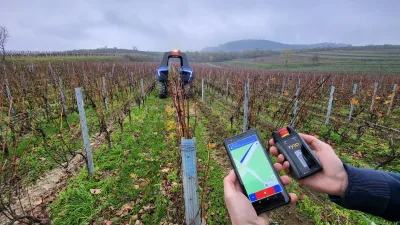Dva plně autonomní roboty VitiBot Bakus si převezmou první majitelé.
