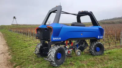 Modrý autonomní robot VitiBot Bakus ve vinici.