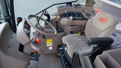 V kabině traktoru Kioti HX je dostatek místa, šířka mezi oběma dveřmi je 1,42 metru.