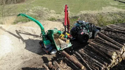 Traktor s mobilním štěpkovačem při zpracování dřeva