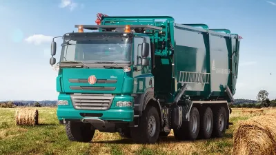Zelený nákladní automobil Tatra na poli se senem