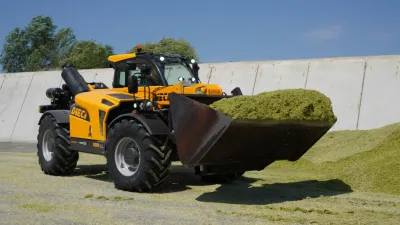 Žlutý teleskopický manipulátor Dieci s naloženou lopatou