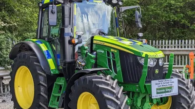 Zelený policejní traktor John Deere