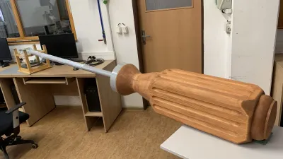 Velký dřevěný šroubovák v dílně