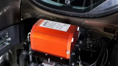 Oranžové zařízení protipožárního systému v traktoru Valtra